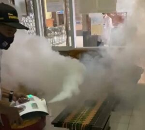 Petugas Sisir Setiap Ruangan, Kantor Kecamatan di Semprot Disinfektan