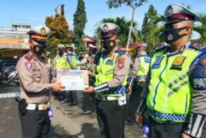 Kasat Lantas Polres Tasikmalaya Berikan Reward Terhadap Anggotanya