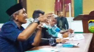 Warga Gelar Audensi, Kades Sukamenak Buktikan Sisa Uang BUMDes