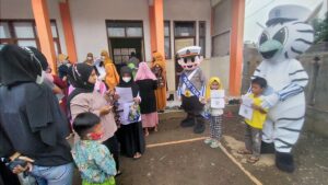 Tarik Antusias Anak di Vaksin, Polres Tasikmalaya Gunakan Badut