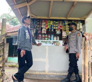 Bhabinkamtibmas Karanganyar Sambangi Warga Calon Penerima Bantuan Tunai Pedagang Kaki Lima Warung dan Nelayan