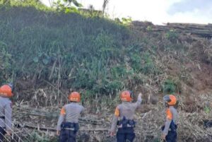 Kabid Humas Polda Jabar : SAR Sat Brimob Polda Jabar Laksanakan Patroli Tanggap Bencana Alam Pengecekan Tebing Rawan Longsor