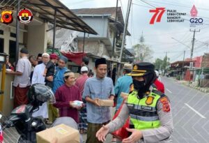 Kabid Humas Polda Jabar : Sejumlah Polwan Bagikan Ratusan Nasi Kotak Kepada Pengemudi Ojol dan Warga