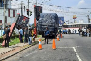 Diduga Gagal Ngerem, Truk Fuso Tabrak 2 Motor dan Sepeda di Lampu Merah Rancabango