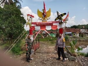 Bhabinkamtibmas Kelurahan Cibeuti Laksanakan Penilaian Gapura Terunik