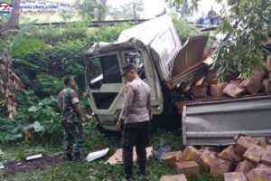 Diduga Rem Blong, Truk Box Bermuatan Kopi Kapal Api Masuk Jurang