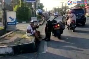 Satlantas Polres Tasikmalaya Kota Keliling Bagikan Puluhan Nasi Bungkus