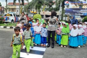 Sat Lantas Polres Tasikmalaya Kota Berikan Edukasi Tertib Berlalu Lintas Kepada Siswa TK