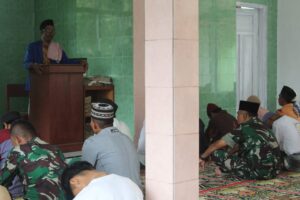 Berbaur Dengan Warga, Satgas TMMD Kodim 0612/Tasikmalaya Laksanakan Sholat Jum’at