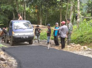 Aggota TNI Bersama Masyarakat Desa Cikadongdong Laksanakan Karya Bakti TMMD