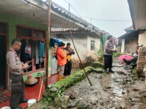 Polsek Cibeureum Cek Rumah Warga Nyaris Ambruk