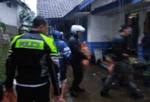 Ditengah Derasnya Hujan, Kapolres Tasikmalaya Berikan Bantuan Sembako Door to Door