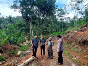 Kapolsek Cibalong Cek Lokasi Retakan Tanah