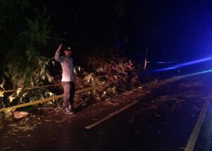 Tanah Longsor Tutup Badan Jalan Puspahiang – Taraju