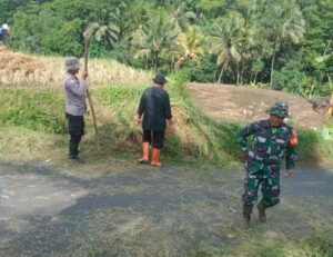 Sinergitas TNI-Polri Bersama Warga Bersihkan Jalan Desa