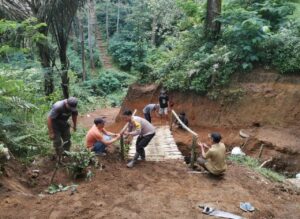 Bhabinkamtibmas Desa Sukasetia dan Babinsa bersama Warga Bangun Jembatan Curug Badak