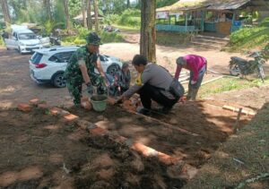 Bersinergi Dengan Pemdes Sukasetia, TNI-Polri Gotong Royong Perbaiki Jalan di Obyek Wisata Curug Badak