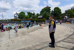 Wisatawan Lokal Penuhi Wisata Wahana Teejay Waterpark, Polsek Cihideung Berikan Himbauan Kamtibmas