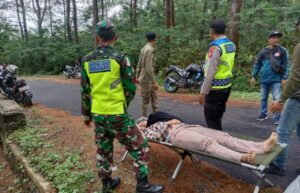 Personel TNI-Polri Posyan Cipanas Galunggung Evakuasi Korban Kecelakaan