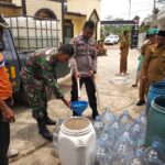 TNI-Polri Bagikan Air Bersih Kepada Warga di Kecamatan Manonjaya