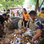 Sinergitas TNI-Polri Polres Tasikmalaya Kota Bersama Komunitas Freekitiw dan FPB Punguti Sampah