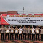 Kapolres Tasikmalaya Kota Berikan Penghargaan Kepada Dua Personel Pemenang Balap Sepeda