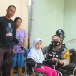 Bhabinkamtibmas Berikan Bantuan Kursi Roda Kepada Remaja Penyandang Disabilitas