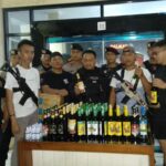 Cipkon Jelang Nataru dan Pemilu, Polres Tasikmalaya Kota Amankan Puluhan Botol Miras