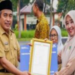 Pimpin Apel Pagi, Sekda Zen Serahkan SK Kenaikan Gaji PPPK