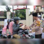 Kapolres Garut Bagikan Takjil Gratis Kepada Pengendara