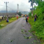 Masyarakat Desa Kiarajangkung Laksanakan Gotong Royong Bersihkan Jalan