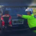 Polisi Bantu Dorong Mobil Mogok di Tol Cipali