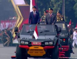 Momen Jokowi Bareng Prabowo Naik Maung di Mako Brimob