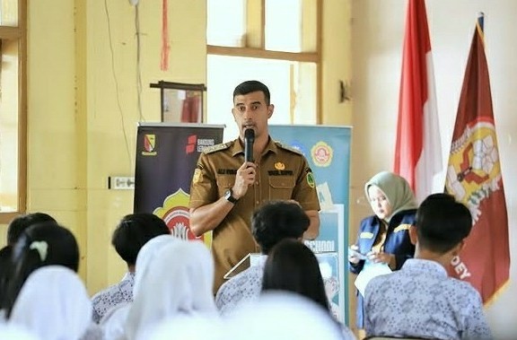 Wakil Bupati Bandung, Ali Syakieb menyampaikan arahannya kepada para siswa SMA Negeri 1 Ciwidey saat menghadiri kegiatan Karang Taruna Road To School 2026. (Dok. prokopimkabbandung - 007*)