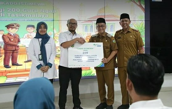 Bupati Cecep Terima Simbolis Program BPJS Ketenagakerjaan untuk Guru Ngaji dan Pekerja Rentan