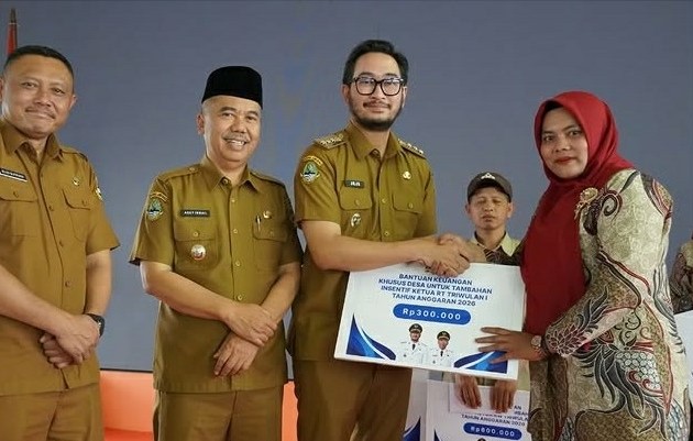 Bupati Bandung Barat Salurkan Insentif RT dan RW