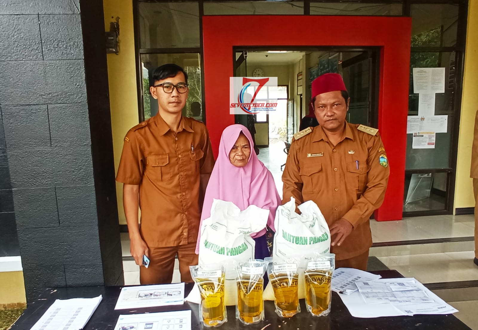 Kades Banyurasa Secara Simbolis Salurkan Bantuan Pangan