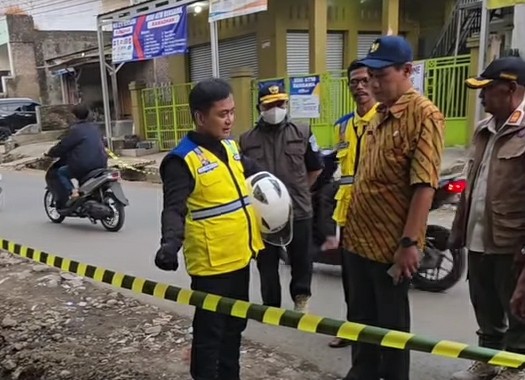 Cecep Nurul Yakin Tinjau Pembangunan Jalan KH. Muhammad Syabandi, Soroti Penyebab Banjir Akibat Sampah Plastik