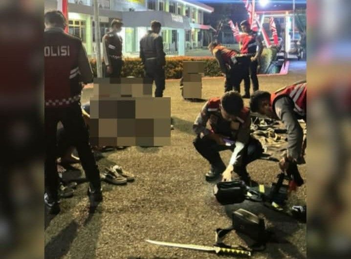 Delapan Remaja Pembawa Samurai dan Diduga Obat Terlarang Diamankan Polres Garut Saat Patroli Dini Hari