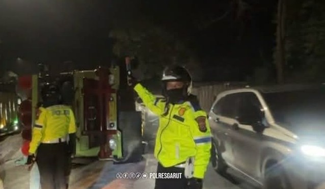 Truk Terguling di Lebak Jero Sebabkan Kemacetan, Polisi Berlakukan Buka Tutup Jalur Bandung–Garut