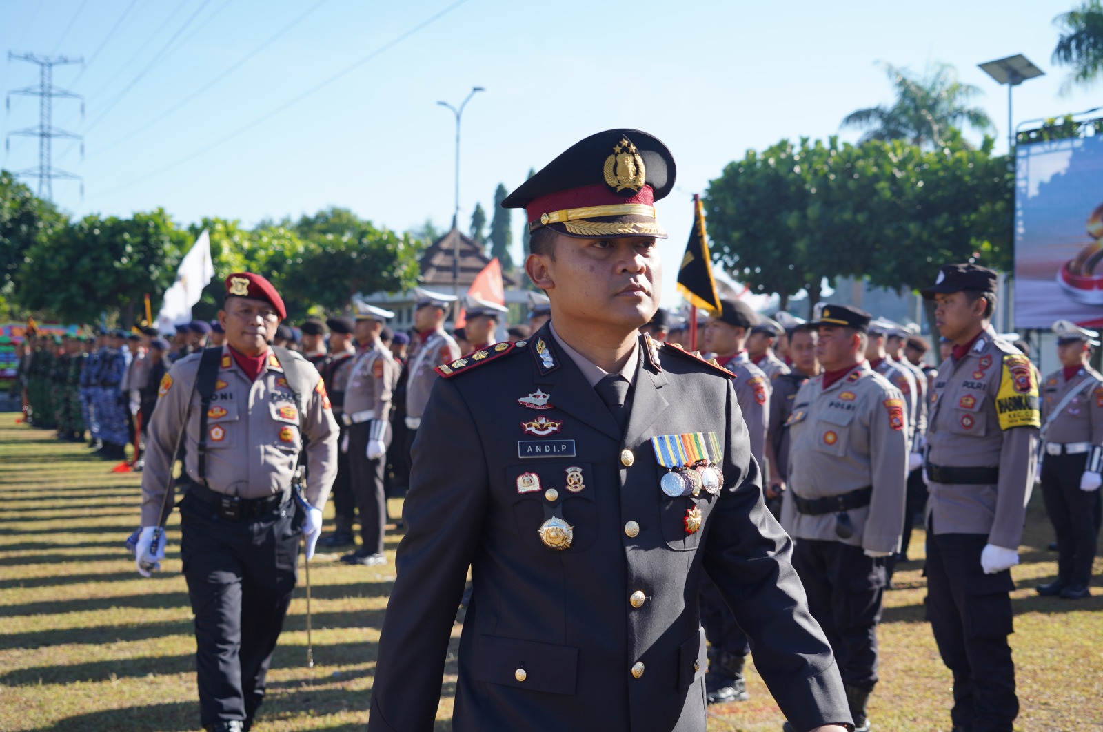 Kapolres Tasikmalaya Kota Serahkan Penghargaan Satyalancana Kesetiaan kepada Personel pada Hari Bhayangkara ke-80