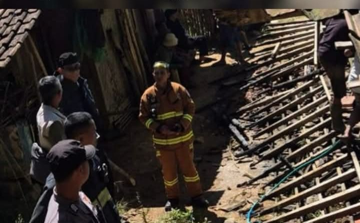 Polisi Lakukan Olah TKP Kebakaran Rumah Semi Permanen di Banjarwangi Garut