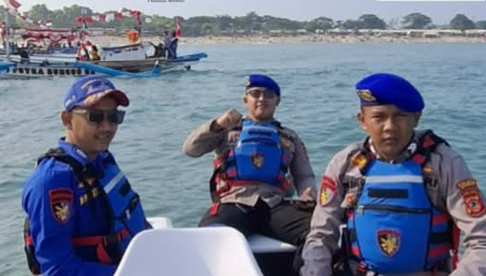 Satpolairud Polres Garut Kawal Tasyakur Nelayan Santolo