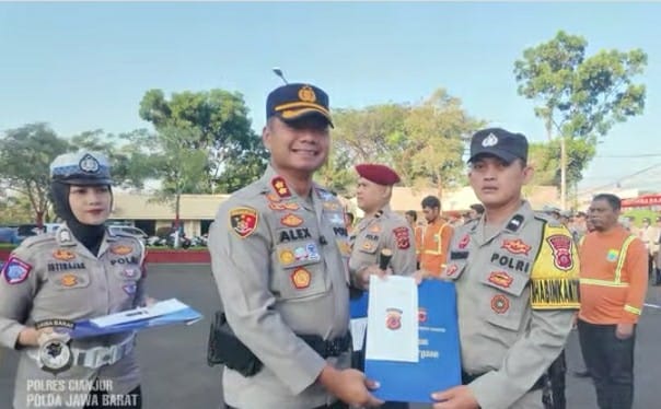 Kapolres Cianjur Beri Penghargaan Personel dan Masyarakat Berprestasi