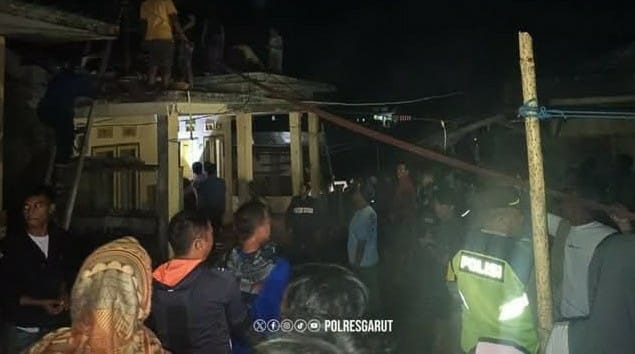 Rumah Dua Lantai Terbakar Diduga Akibat Korsleting Listrik