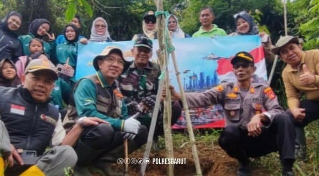 Polsek Cikajang Tanam Pohon Bersama Forkopimcam Garut