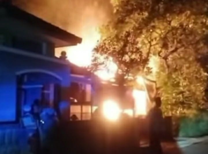 Kebakaran yang melanda dua rumah di Kampung Sukamulya, Desa Cineam, Tasikmalaya. (Foto: Tangkapan layar Akun Resmi TAGANA Kabupaten Tasikmalaya)