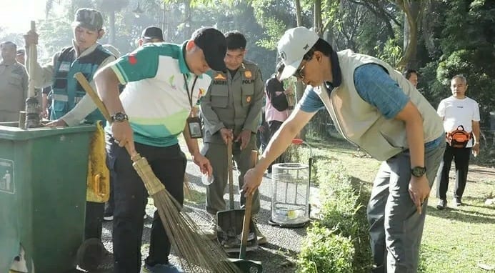 Bupati Bandung Dadang Supriatna memimpin kegiatan Gerakan Indonesia ASRI dan korve kebersihan di Lapangan Upakarti, Soreang. (Sumber: @prokopimkabbandung)
