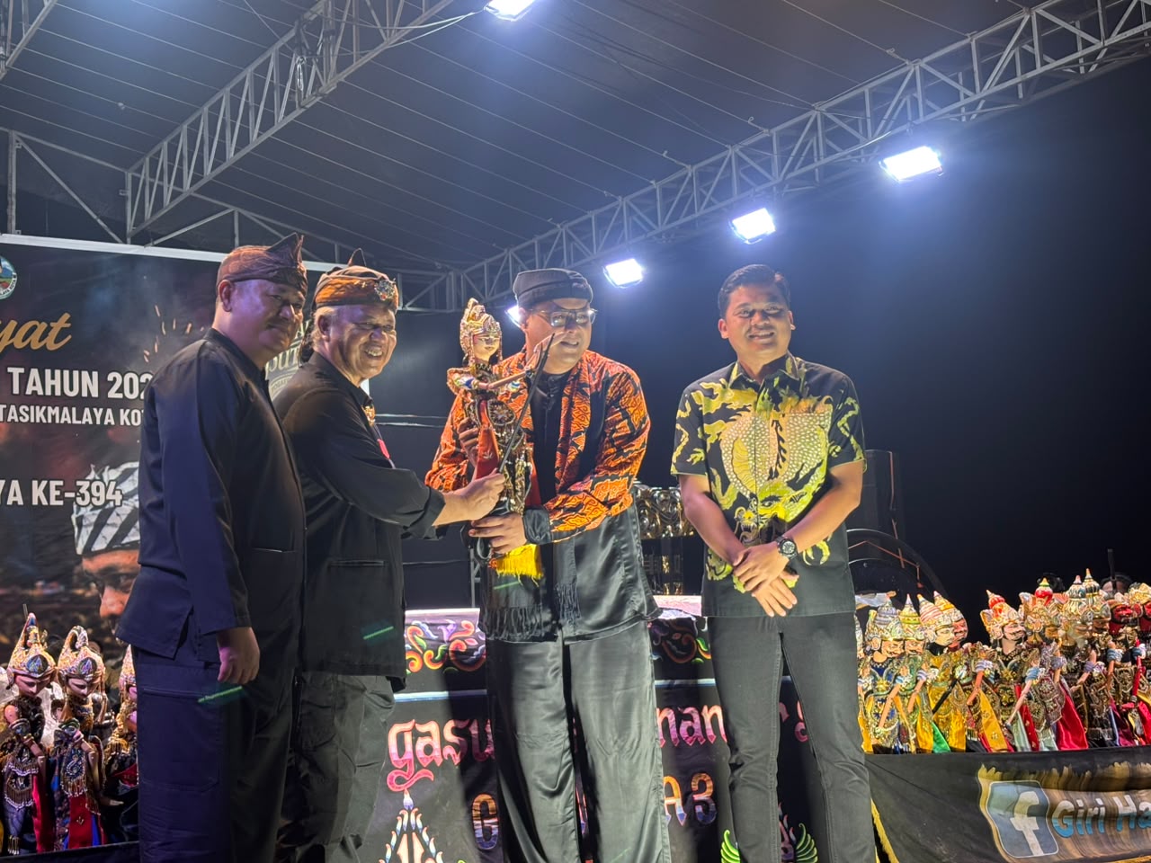 Ribuan Warga Padati Pesta Rakyat Wayang Golek Cineam