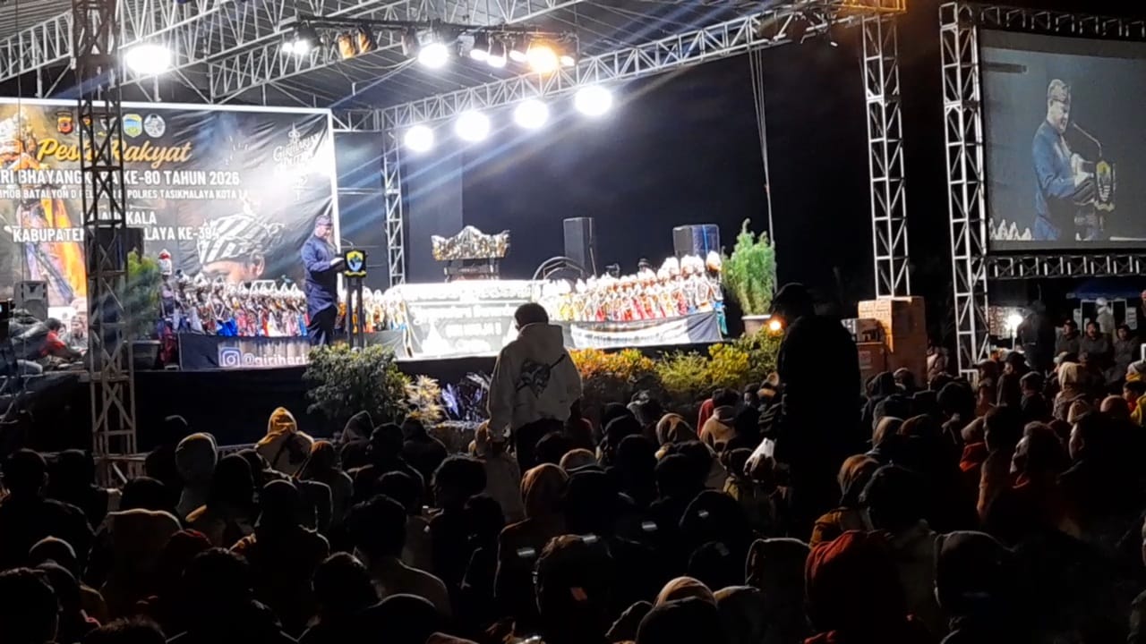 Ribuan warga menyaksikan pagelaran wayang golek pada Pesta Rakyat di Mako Batalyon D Pelopor Satbrimob Polda Jabar, Cineam, Tasikmalaya. (Sumber: Humas Polres Tasikmalaya Kota)